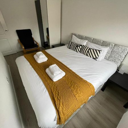 Modern Room With Huge Bed - Walk To City Centre! Manchester Exterior photo